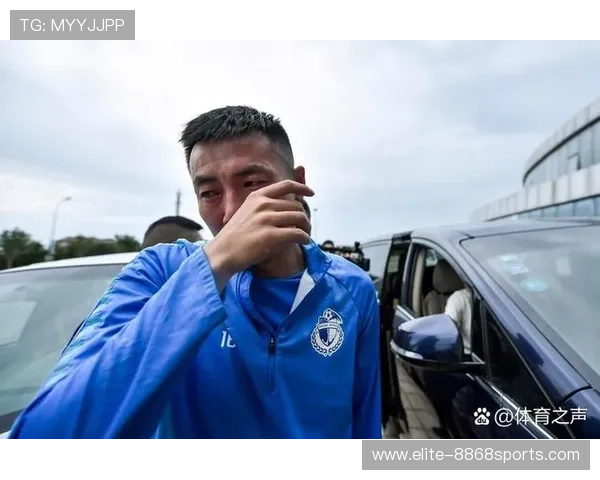 足球场上愤怒球星瞬间爆发，激烈争执掀起全场波澜