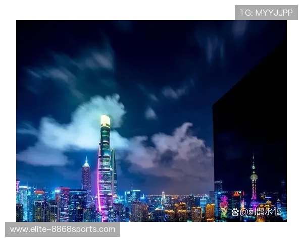 足球巨星凝望璀璨上海夜景感受都市魅力与梦想交汇瞬间